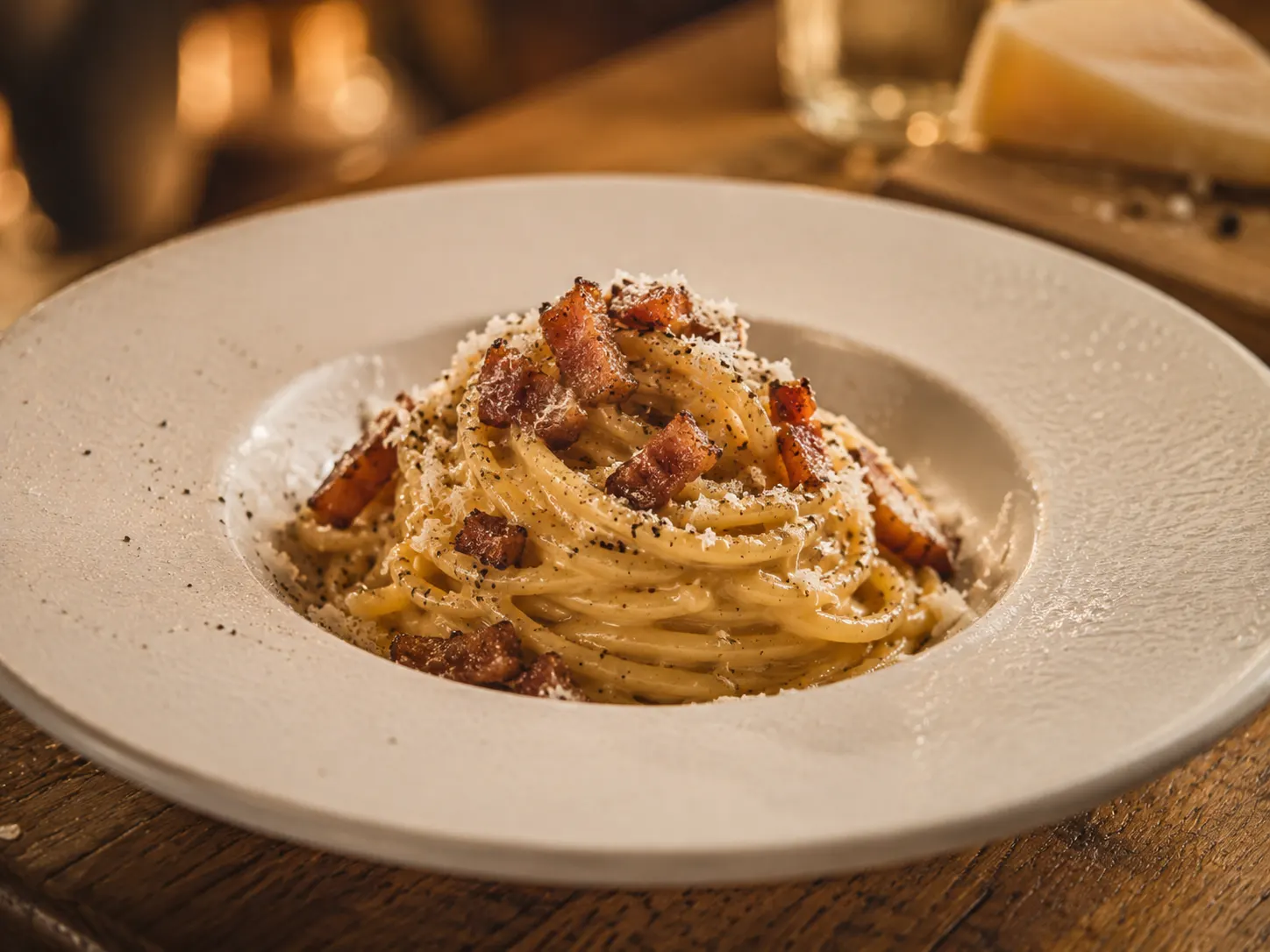 Piatto di carbonara con guanciale e pecorino