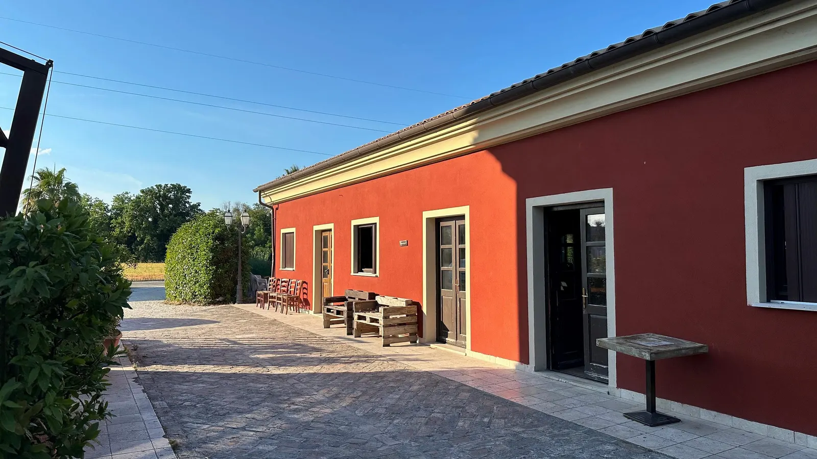 La corte del casale nella luce dorata del tardo pomeriggio